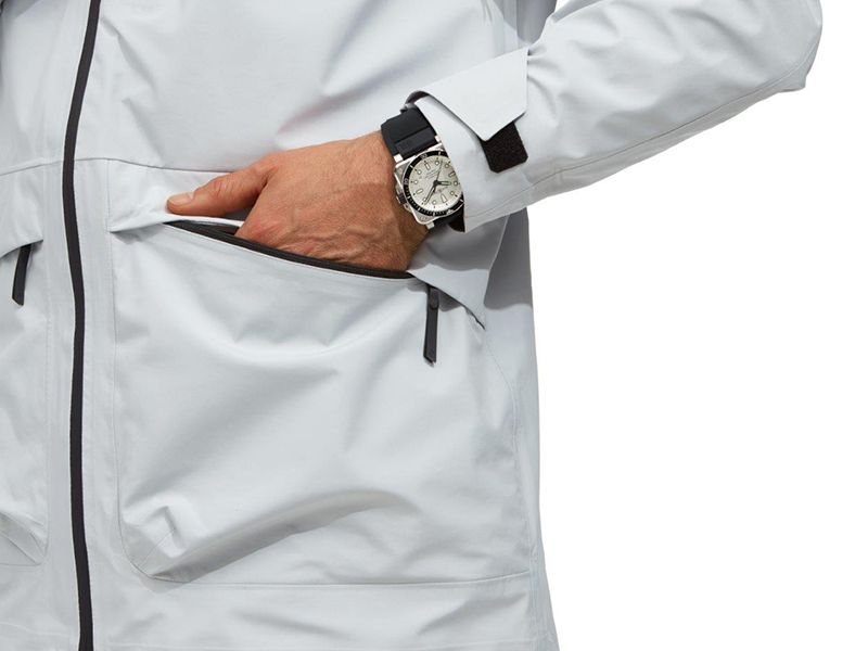 علامة Bell & Ross تطلق ساعة ناصعة البياض لعشاق رياضة الغوص